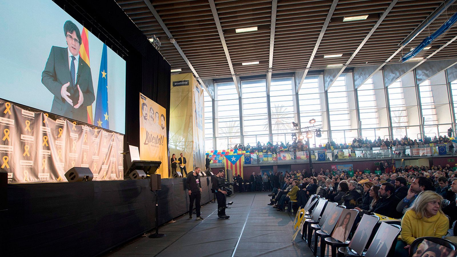 Proyección de un vídeo del expresidente catalán Carles Puigdemont durante la asamblea general de la ANC