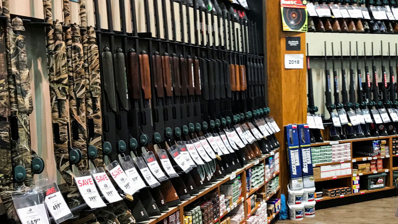 Muestrario de armas de fuego en una tienda de Dick's Sporting Goods en Pennsylvania