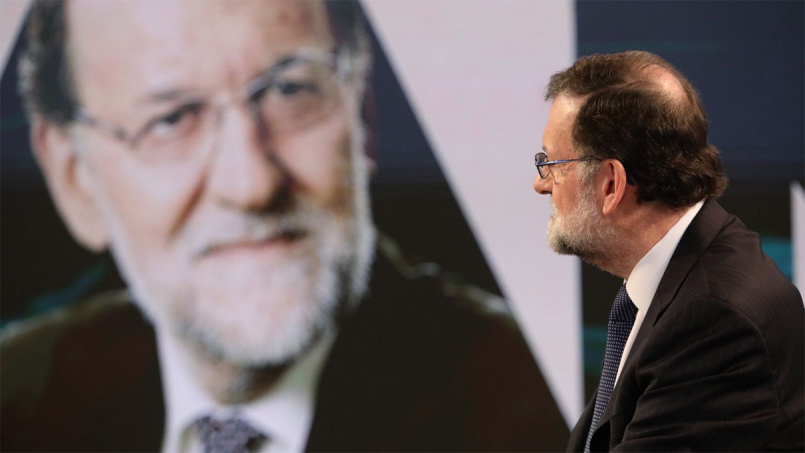 El presidente del Gobierno, Mariano Rajoy, durante la entrevista en Telecinco.