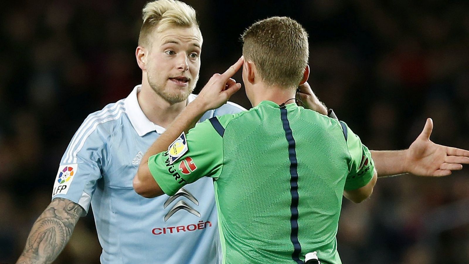 Guidetti protestá al árbitro en el Barça-Celta de 2016. El sueco anotó un penalti.