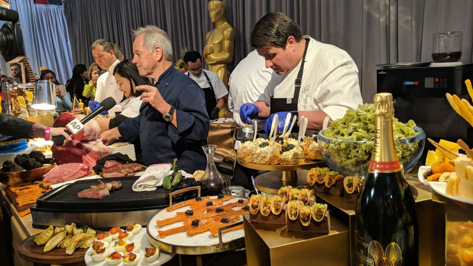 El chef austríaco Wolfgang Puck (c) presentando a la prensa sus creaciones gastronómicas para el menú del Governor's Ball 2018.