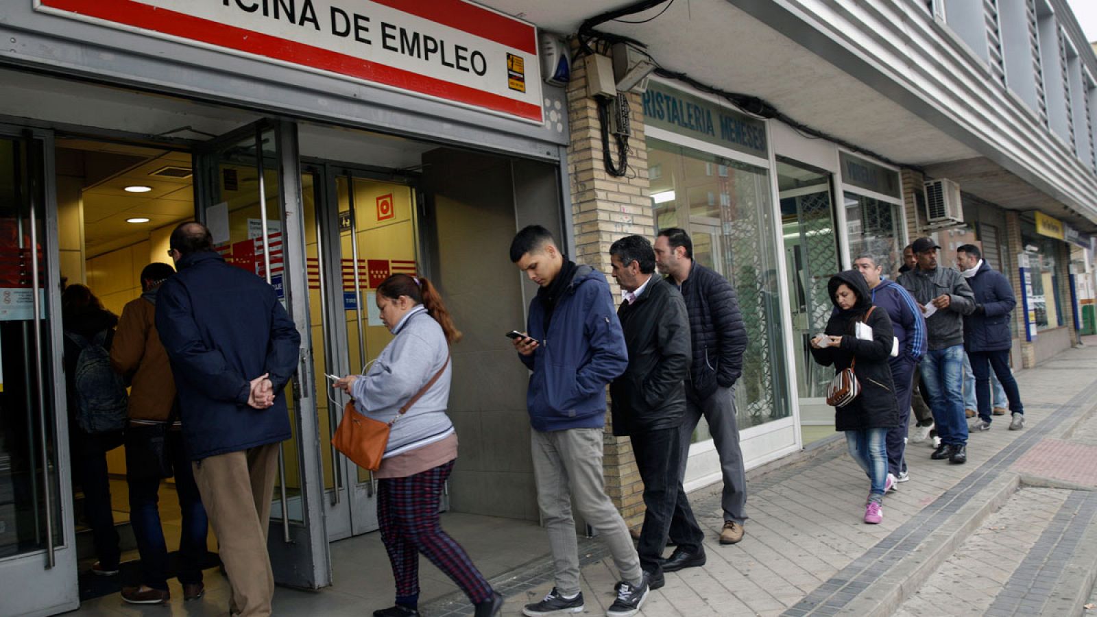 Cola de personas a la entrada de una oficina de empleo en la Comunidad de Madrid