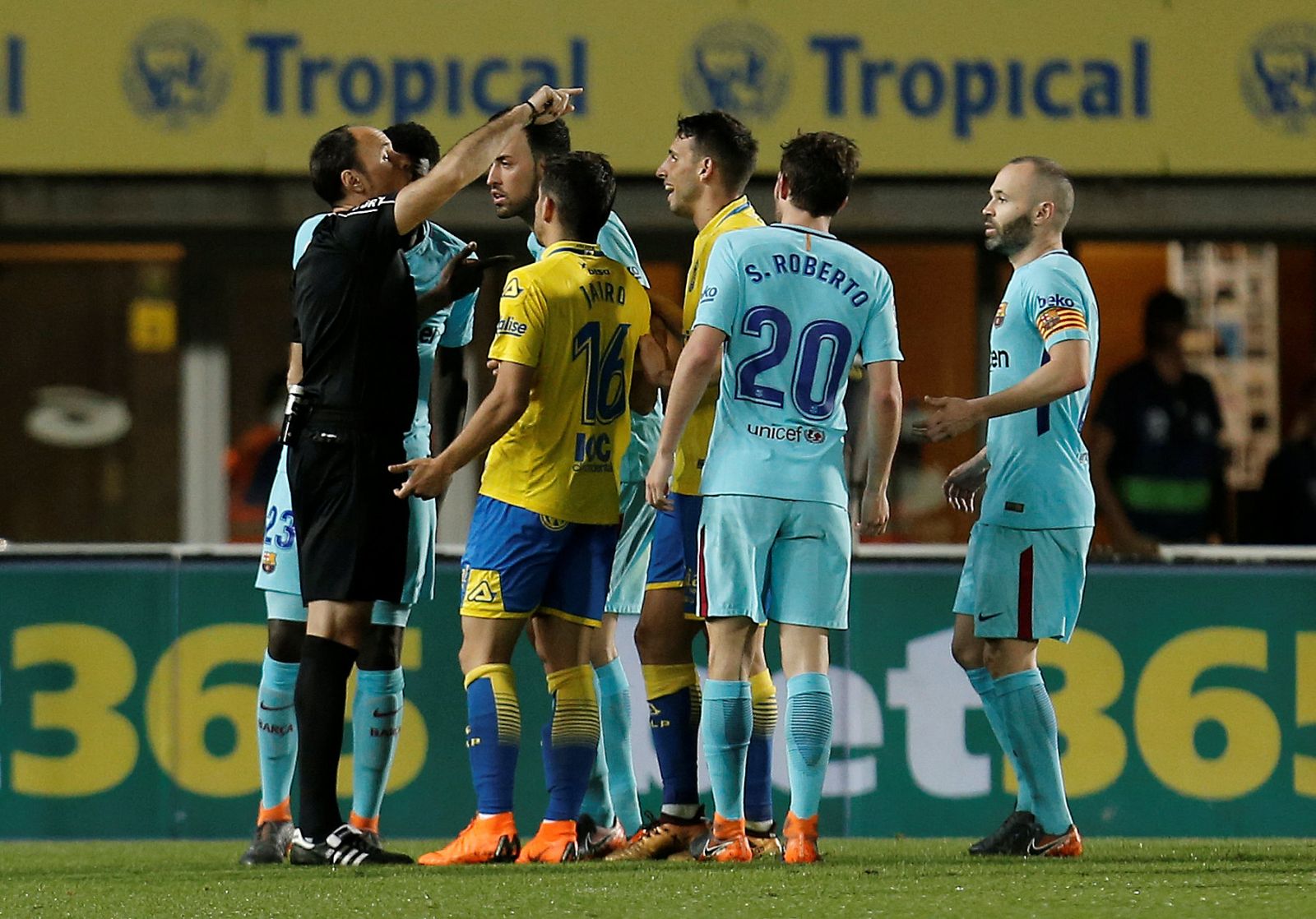 Los jugadores del Barça protestan el penati señalado por Mateu Lahoz en Las Palmas