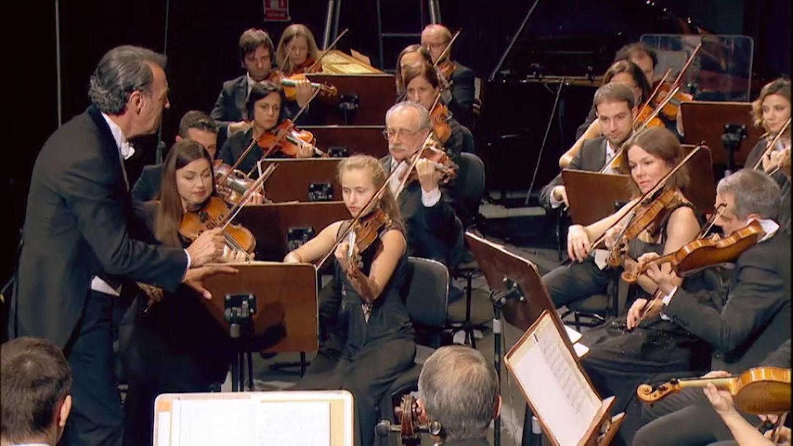 Sara Valencia (violín) y el maestro Miguel Ángel Gómez-Martínez