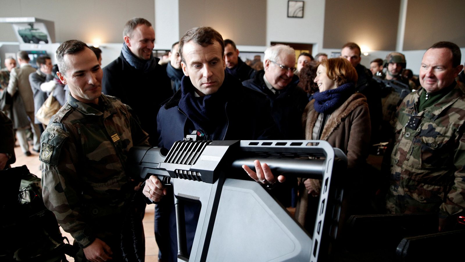 El presidente Francés Emmanuel Macron comprueba un arma anti-drones del ejército francés