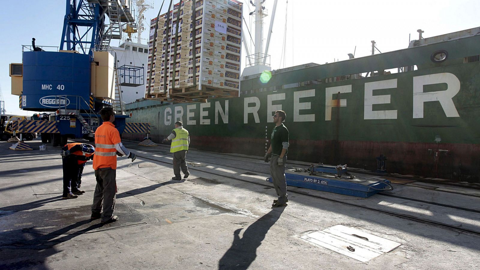 Operarios embarcan varias mercancías en un buque en el Puerto de Castellón