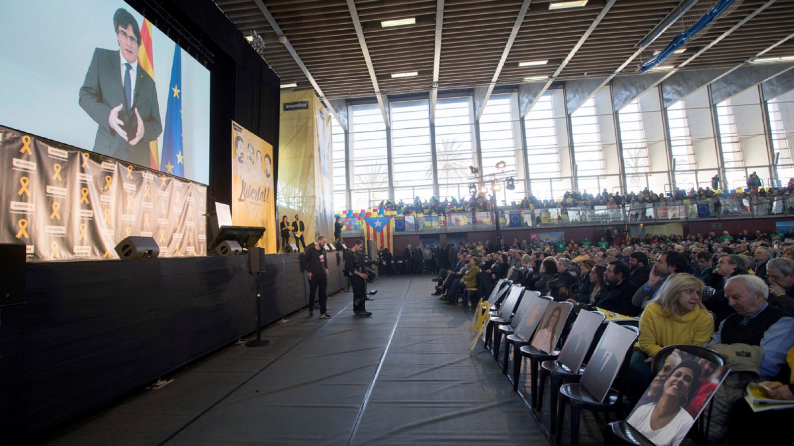 Proyección de un vídeo de Puigdemont durante la asamblea general de la ANC en Barcelona (25/02/2018)