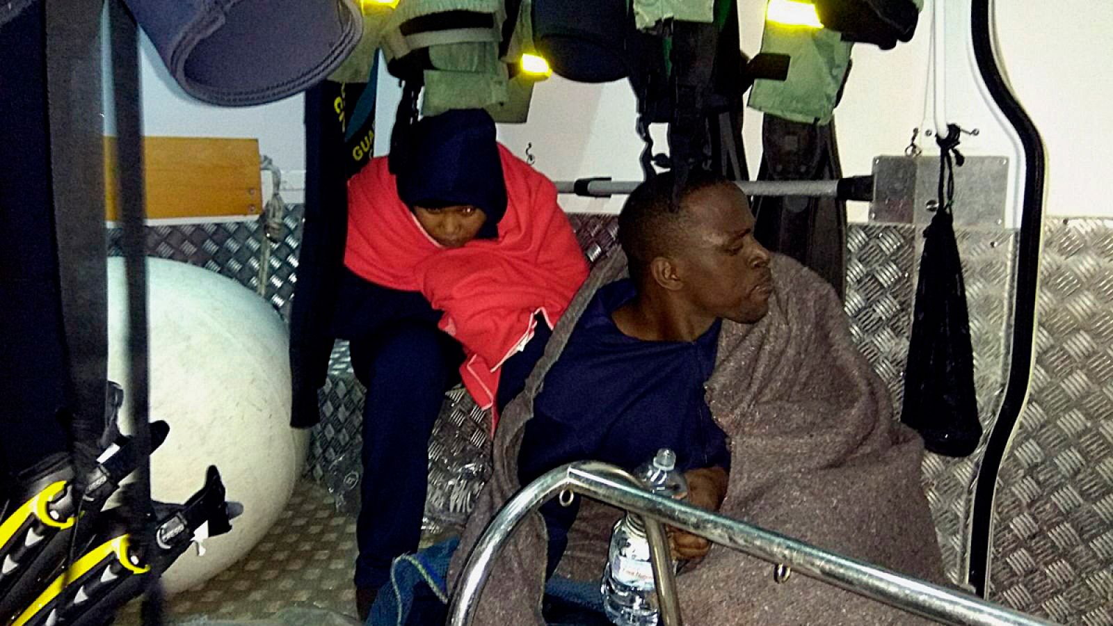 Las dos personas rescatadas con vida por los agentes cuando viajaban en una embarcación que naufragó cerca de la costa de Ceuta