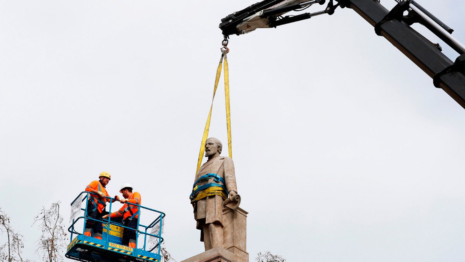 Operarios del Ayuntamiento de Barcelona retiran el monumento en memoria de Antonio López, el primer marqués de Comillas