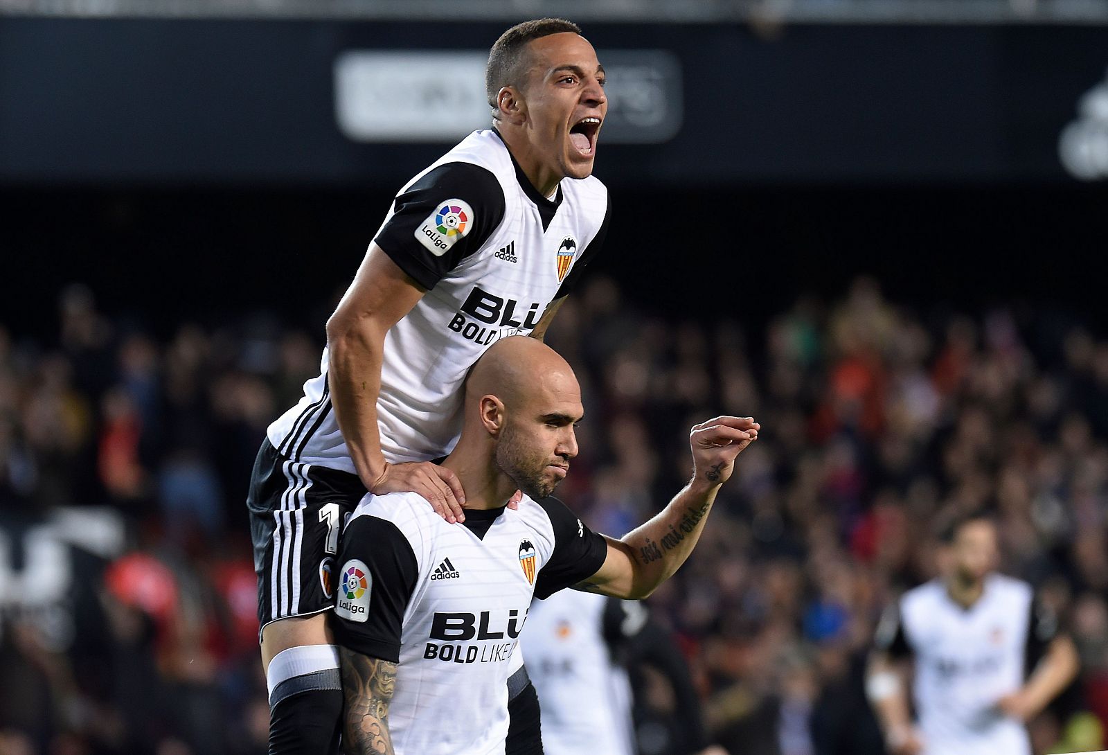Zaza celebra su gol con Rodrigo, segundo del partido ante el Betis.