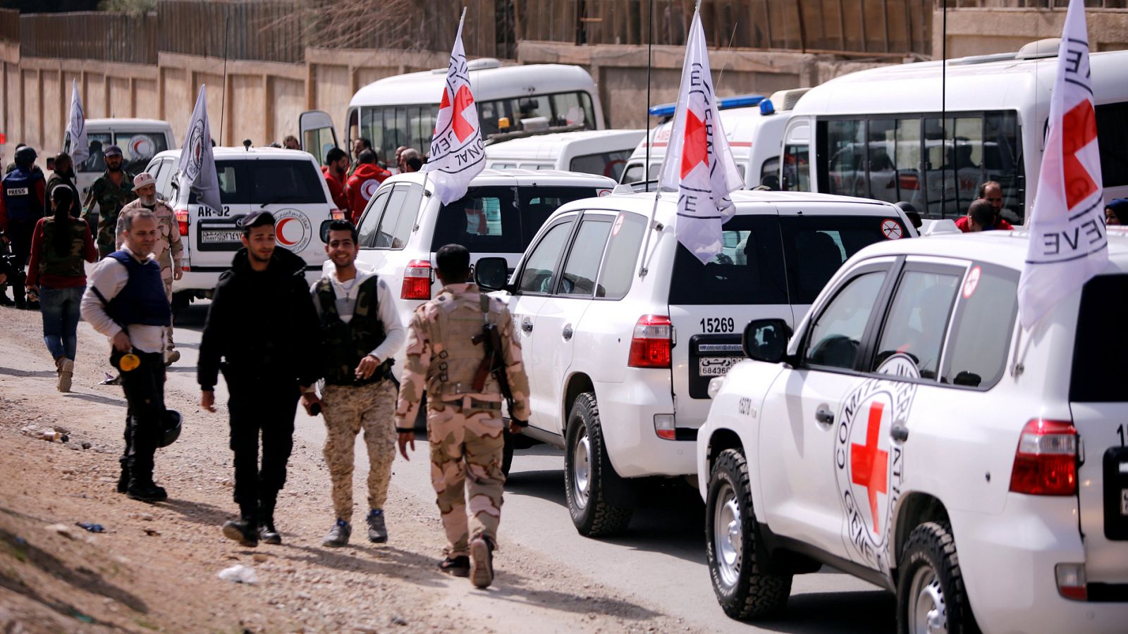 Un convoy de la Cruz Roja Internacional entra en Guta Oriental