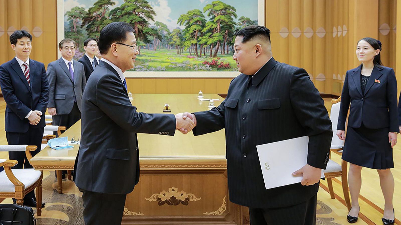 Kim Jong Un estrecha la mano del jefe de la delegación surcoreana