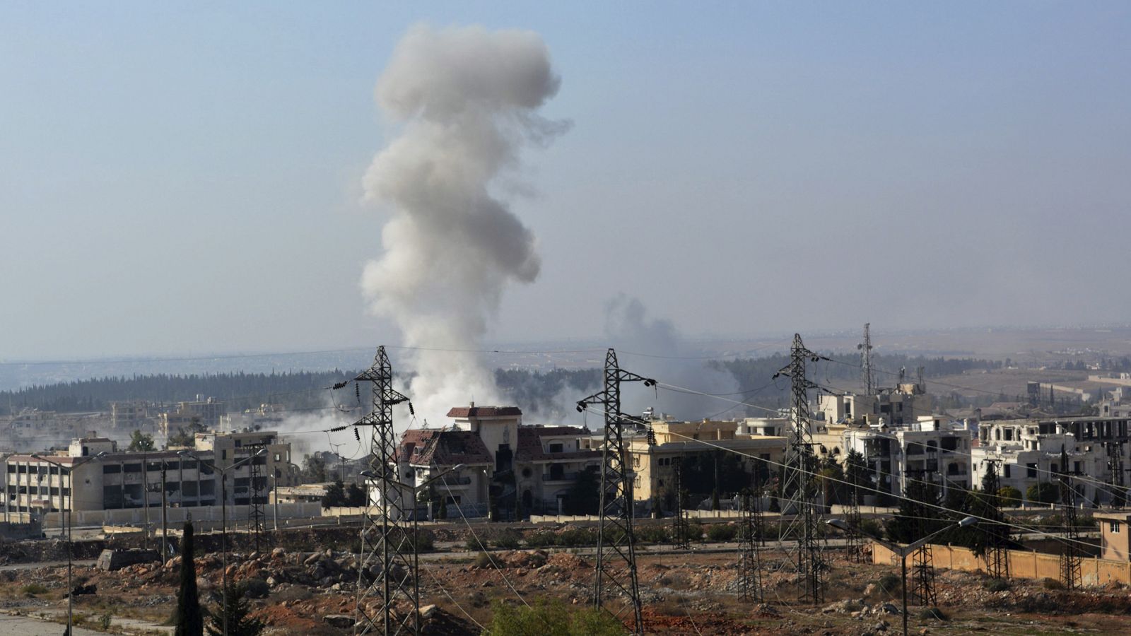 Una columna de humo se elva sobre Alepo tras un ataque aéreo (foto de archivo)