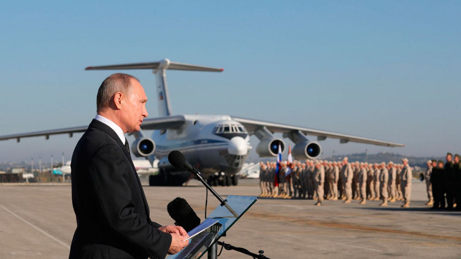 Fotografía de archivo que muestra al presidente ruso, Vladímir Putin, durante su visita a la base rusa de Hmeimim en Siria