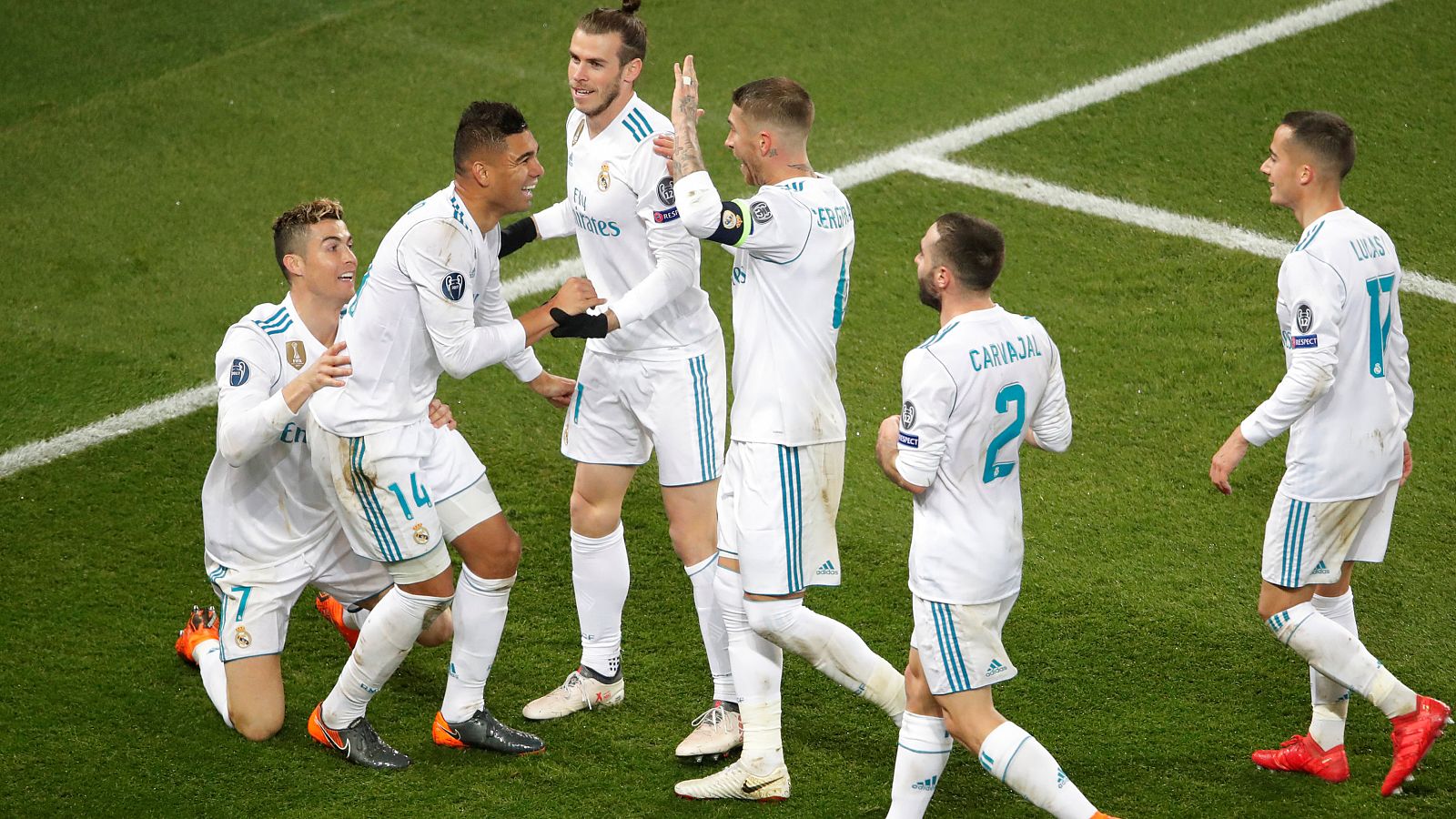 Los jugadores del Madrid celebran el segundo gol ante el PSG.