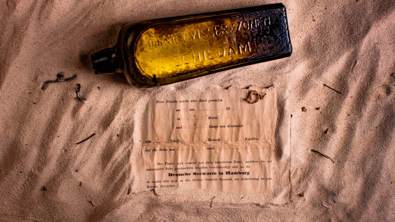 La botella, de 132 años de antigüedad, y el mensaje que contenía.