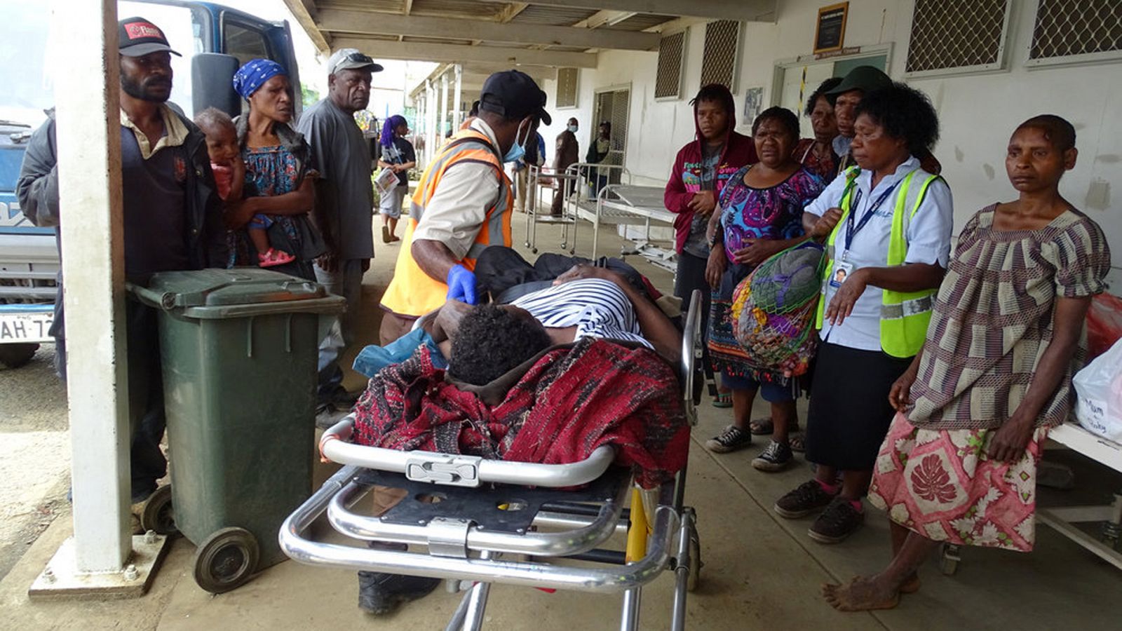 Un residente de la zona afectada recibe asistencia médica tras el terremoto de Papúa