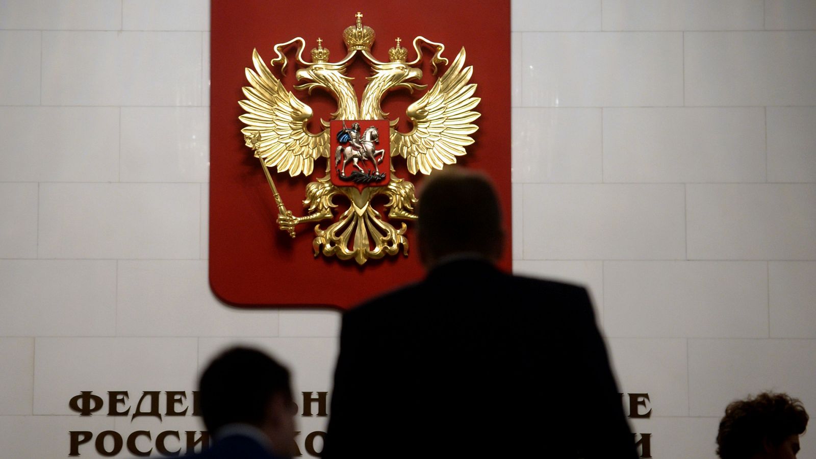 Diputados rusos acuden a una sesión en la Duma de Moscú (foto archivo)