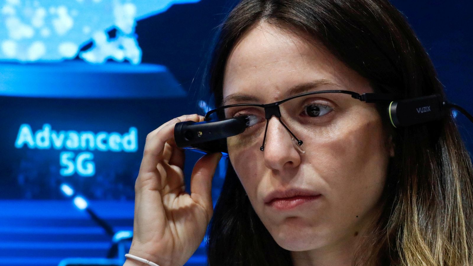Una mujer se prueba unas gafas de realidad virtual en el Mobile World Congress de Barcelona