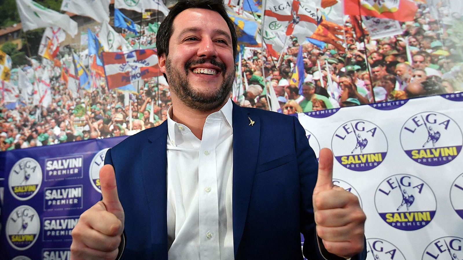 Matteo Salvini, líder de la Liga Norte, celebra el buen resultado de su partido tras las elecciones italianas.