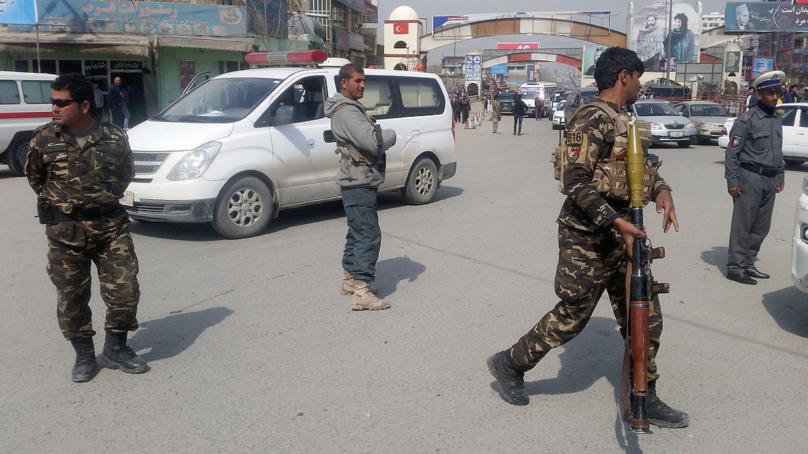 Fuerzas de seguridad afganas cerca del lugar del atentado, en Kabul
