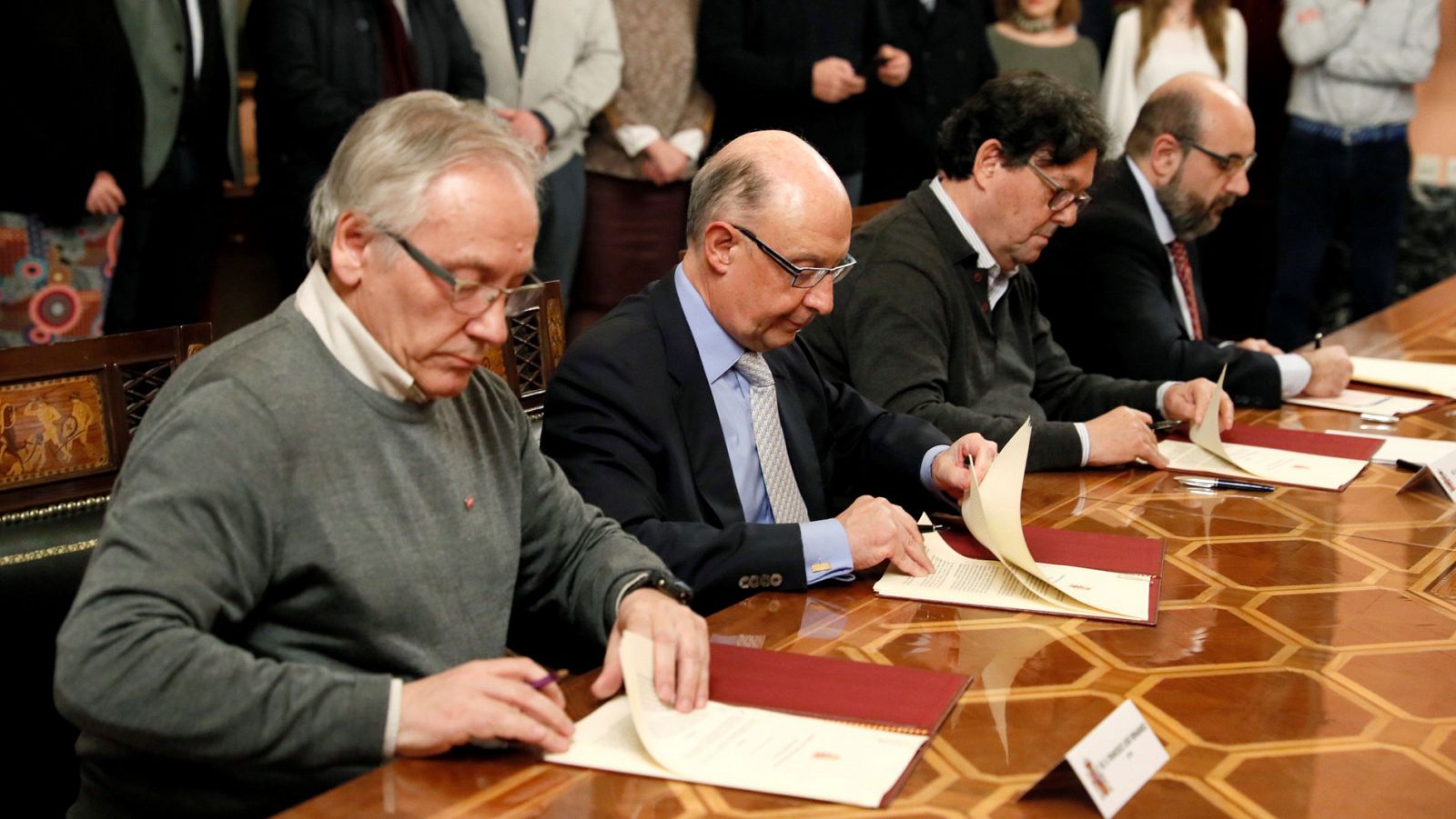 El ministro de Hacienda, Cristóbal Montoro, firma el acuerdo sobre los funcionarios con los sindicatos