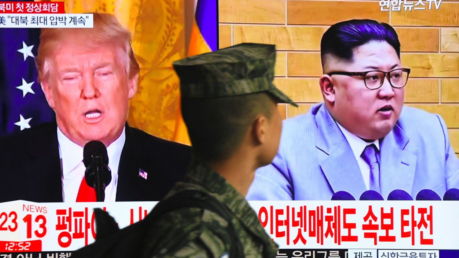 Una televisión surcoreana muestra la imagen del presidente de Estados Unidos, Donald Trump, y del líder de Corea del Norte, Kim Jong-un