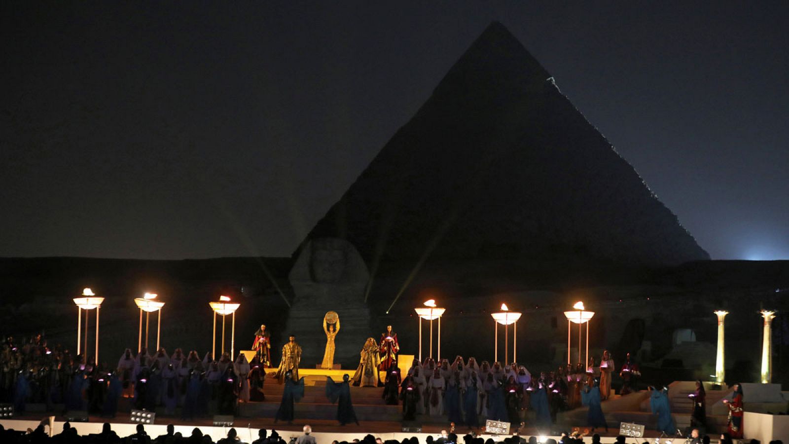 Imagen de la representación de la ópera 'Aída' de Giuseppe Verdi  a los pies de las pirámides de Guiza (Egipto) el viernes 9 de marzo de 2018.