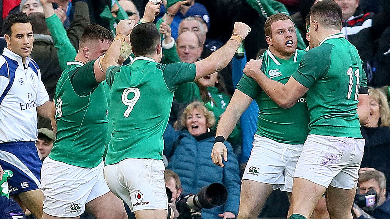 Los jugadores de Irlanda celebran un ensayo frente a Escocia.