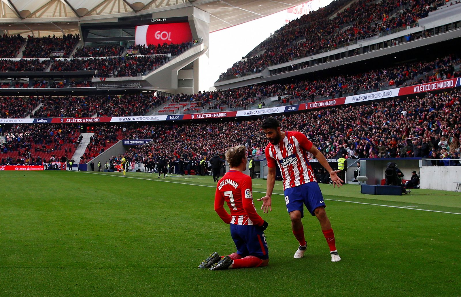 Griezmann y Diego Costa celebran el gol del francés frente al Celta de Vigo.