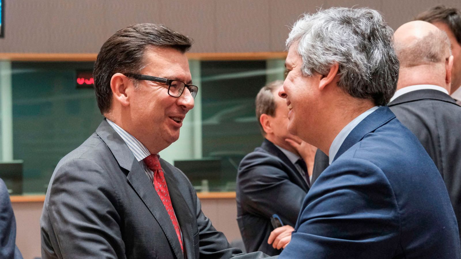 El ministro de Economía, Industria y Competitividad, Román Escolano, saluda al presidente del Eurogrupo y ministro de Finanzas portugués Mario Centeno