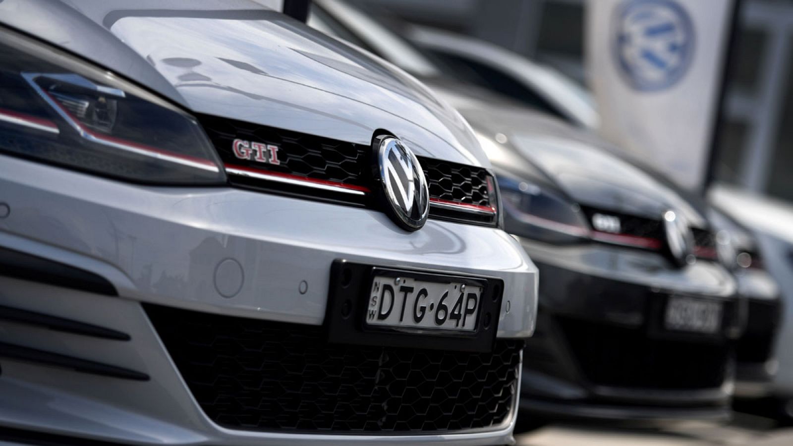 Varios vehículos diésel de Volkswagen aparcados en un aparcamiento de Sydney antes de ser distribuidos por Australia