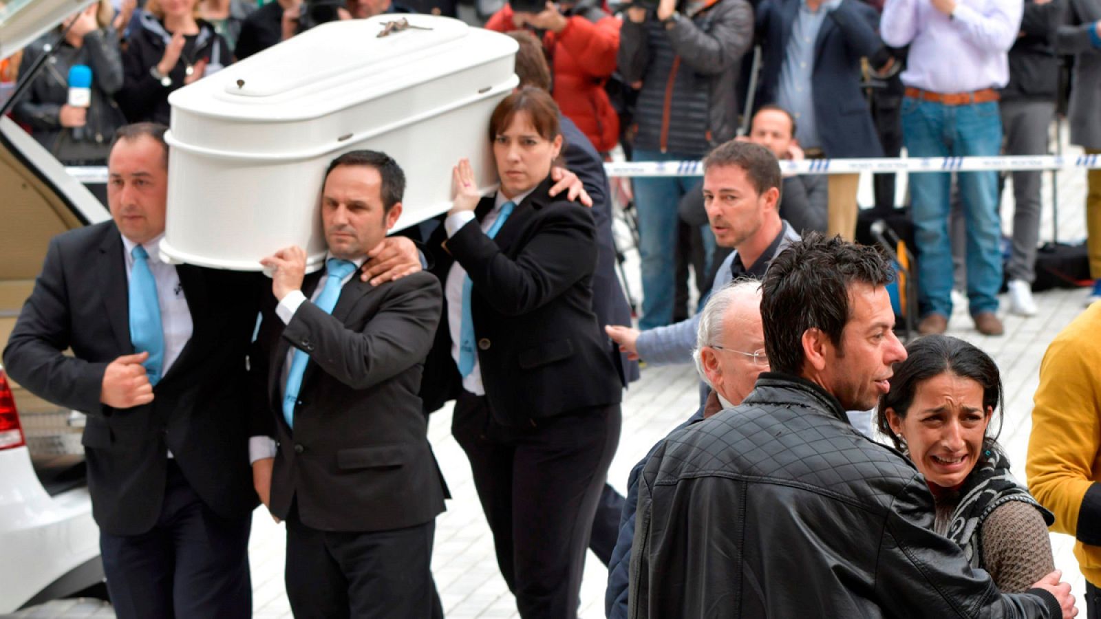 Los padres de Gabriel Cruz acompañan el féretro a la entrada de la catedral de Almería, donde se ha celebrado el funeral del niño.