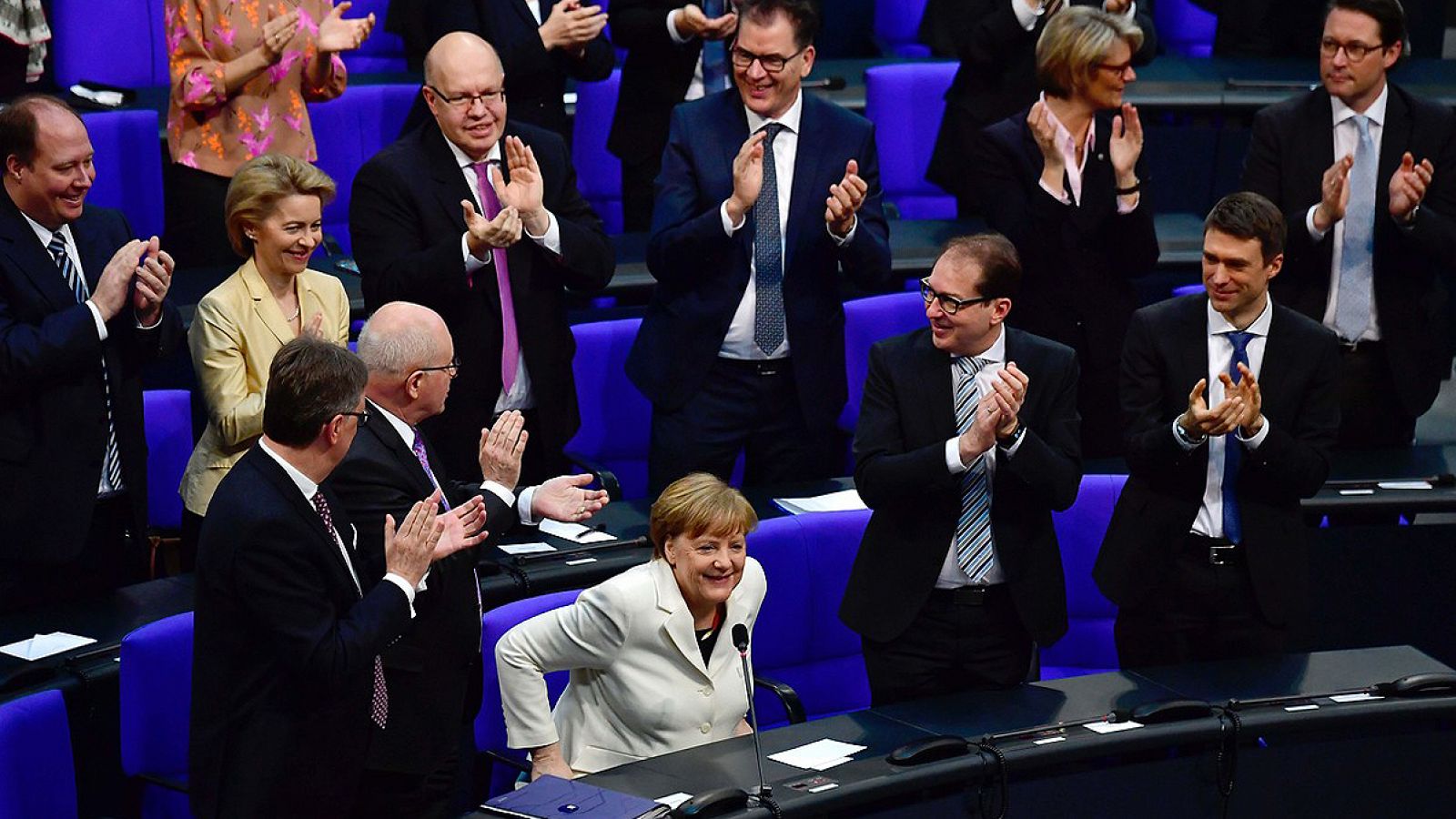 Los diputados del Bundestag aplauden a Angela Merkel tras ser reelegida canciller.