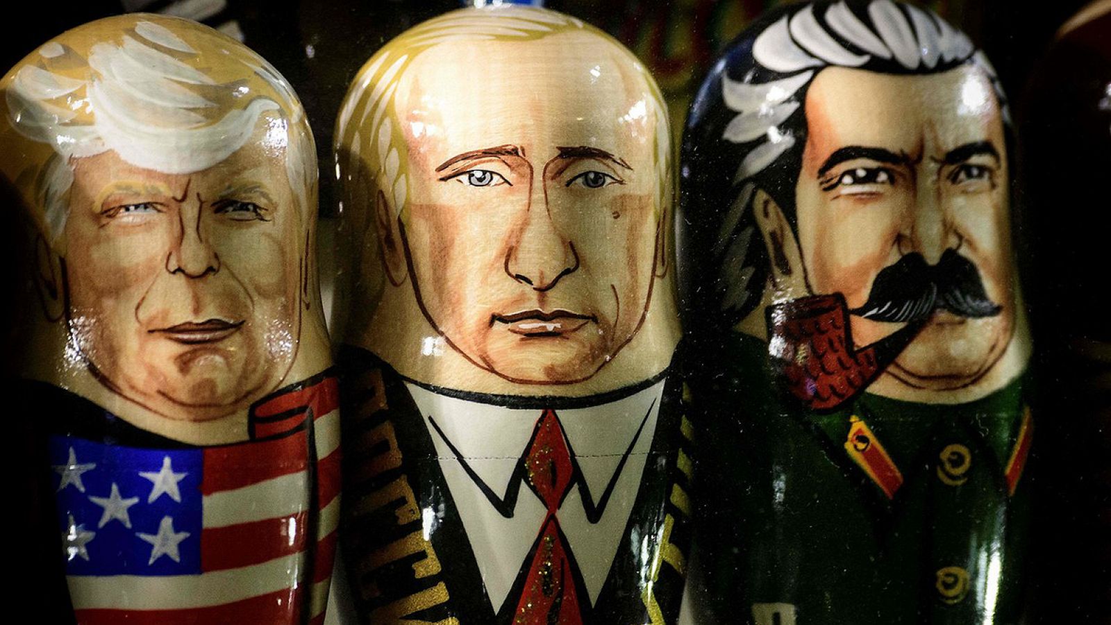Matryoshkas con la cara de Trump, Putin y Stalin, en Moscú