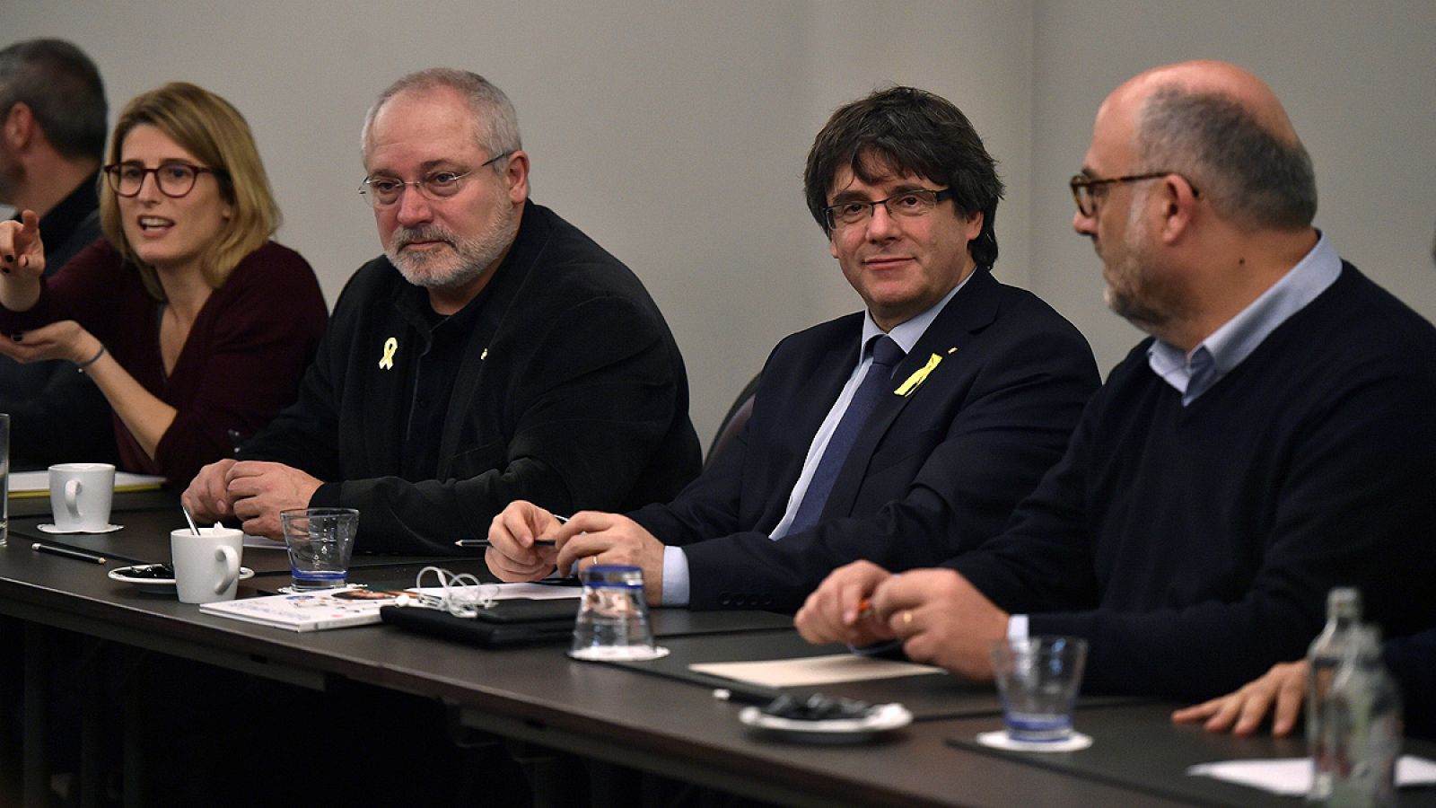 El expresidente de la Generalitat de Cataluña, Carles Puigdemont, durante la reunión en Bruselas con los diputados de su partido, JxCat