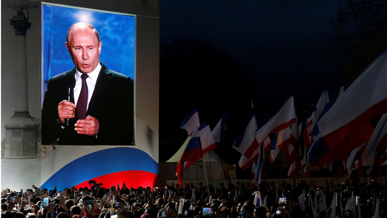Vladímir Putin hace campaña en un multitudinario mitin en Crimea