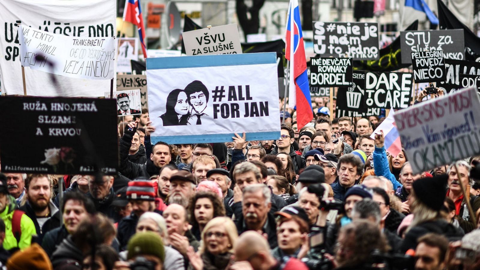 Vista de la manifestación multitudinaria en memoria del periodista de investigación asesinado Jan Kuciak, bajo el lema "Defendamos la decencia en Eslovaquia" contra el gobierno del país en Bratislava, Eslovaquia.
