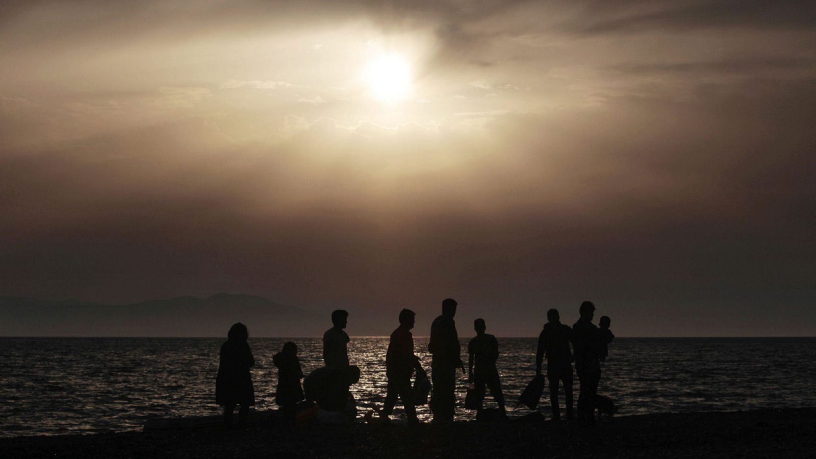 Un grupo de refugiados llega en patera a la costa de la isla de Kos (Archivo)