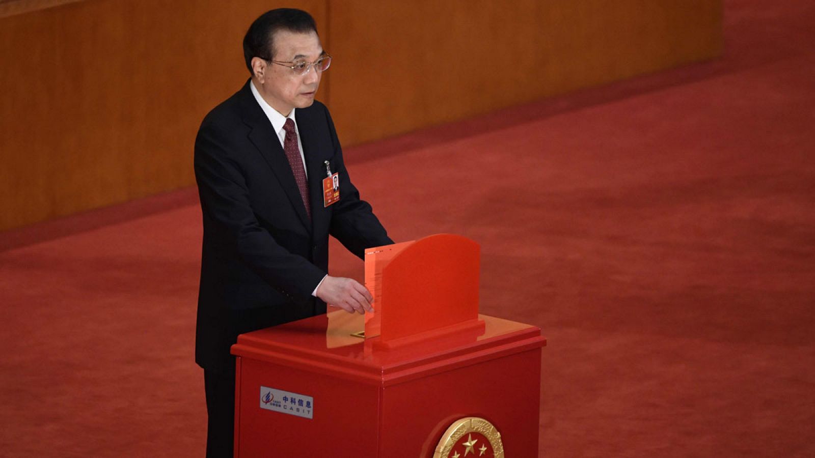 El primer ministro chino, Li Keqiang, durante una de las votaciones en la sesión plenaria de la Asamblea Nacional Popular.