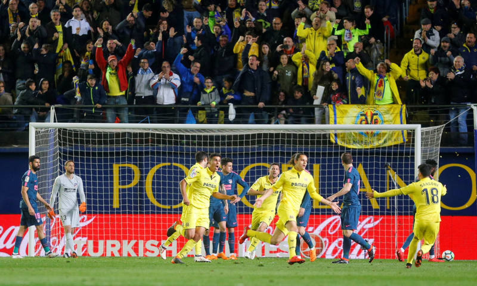 Los jugadores del Villarreal celebran su primer gol