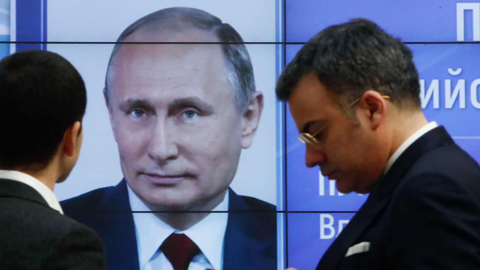 Una pantalla con el rostro de Vladimir Putin en el Centro de la Comisión Electoral en Moscú, Rusia.