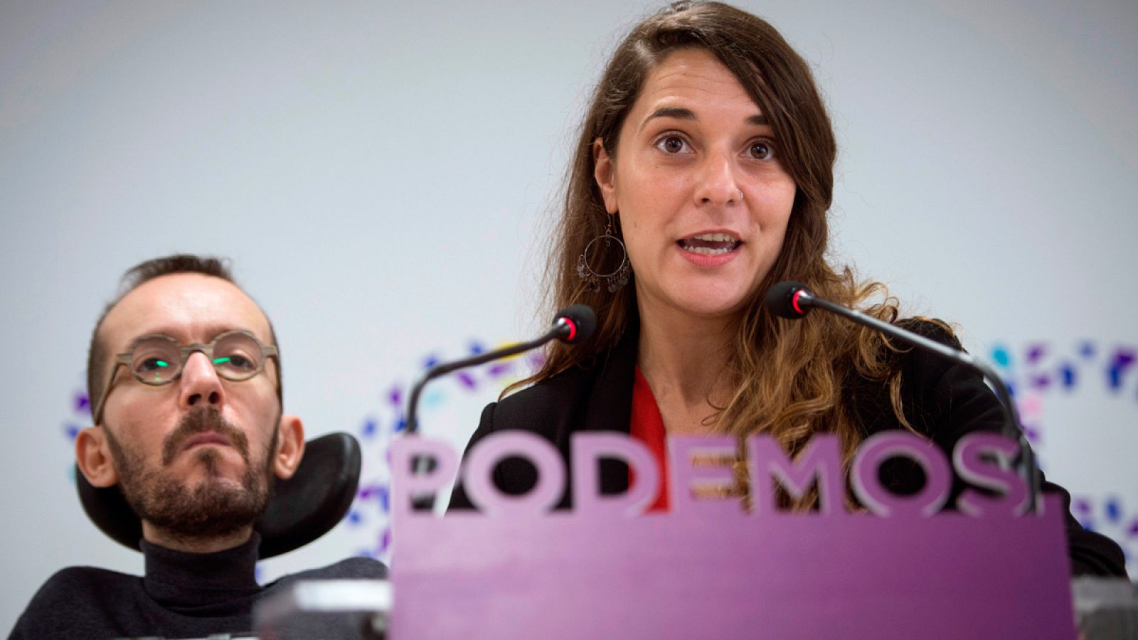 Los portavoces de Podemos Pablo Echenique y Noelia Vera, en rueda de prensa.