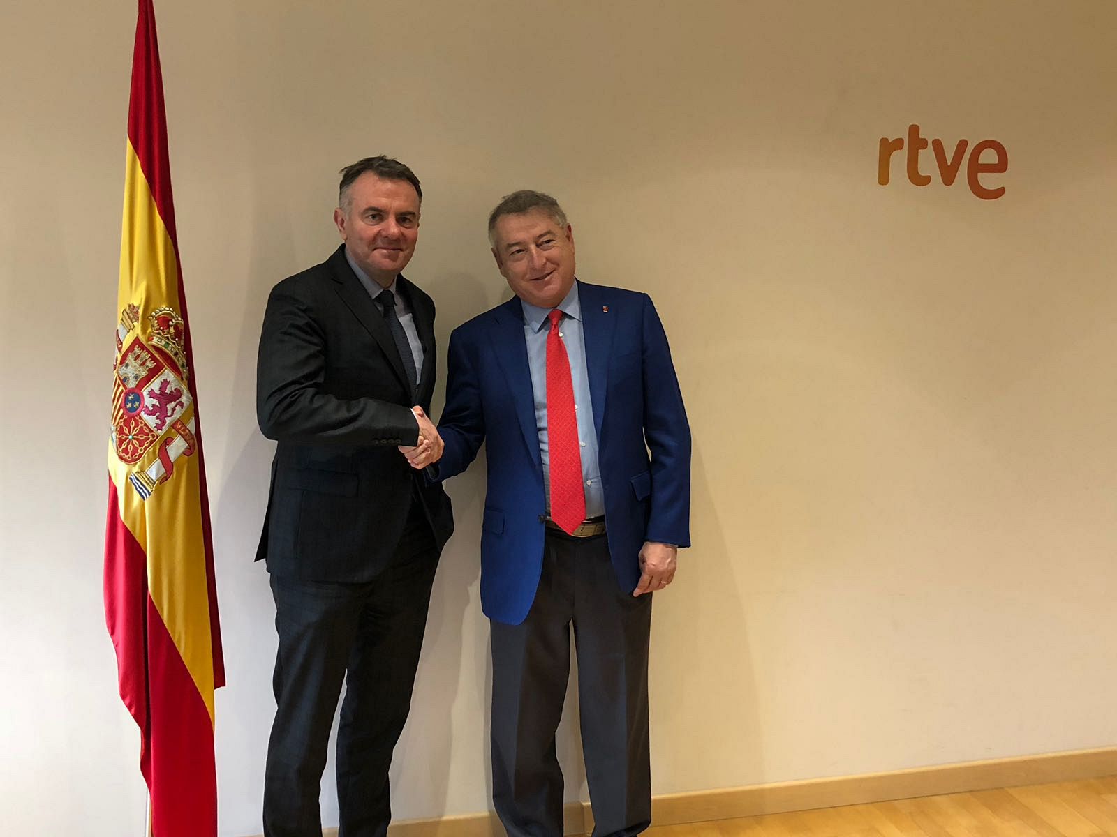 El director general de la UER, Noel Curran, junto al presidente de RTVE, José Antonio Sánchez