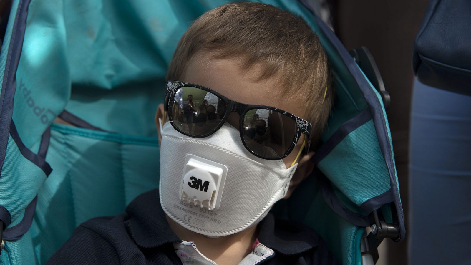 Un niño se protege de las alergias con mascarilla y gafas de sol en Jaén