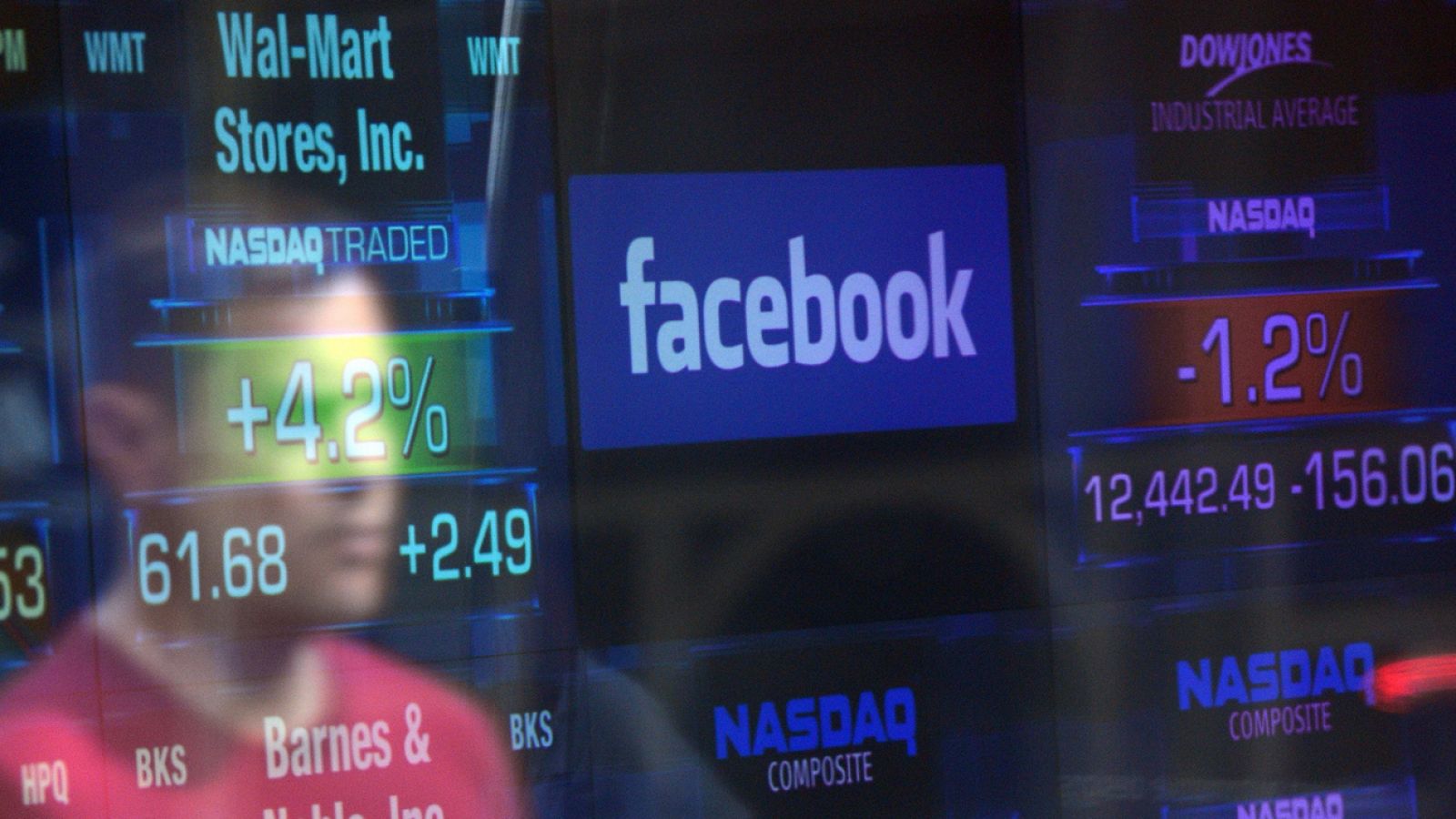 El logo de Facebook se vislumbra a traves de las ventanas del cambiador del Nasdaq
