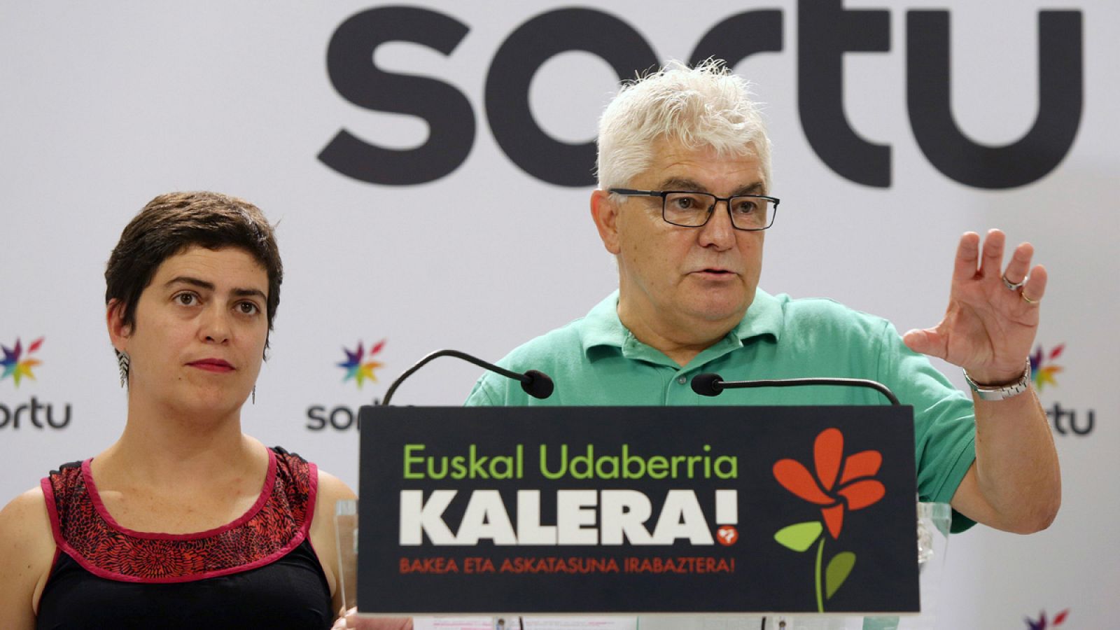 Anton López Ruiz "Kubati", junto a Oihana Garmendia, en una rueda de prensa en San Sebastián.