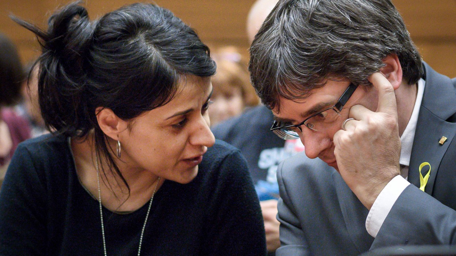 Carles Puigdemont y Anna Gabriel conversan en Ginebra