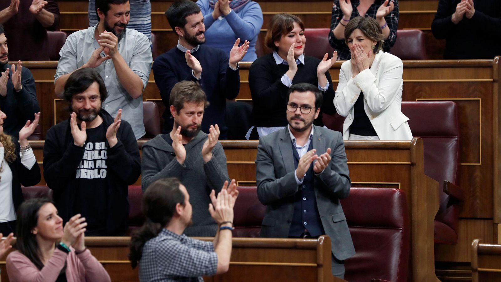 Los diputados de Unidos Podemos aplauden a la parlamentaria Yolanda Díaz tras defender la reforma de la ley de amnistía
