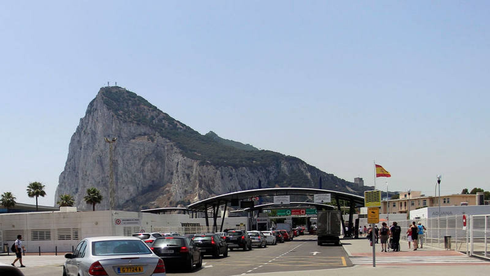 Colas de vehículos para entrar en Gibraltar desde La Línea de la Concepción